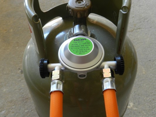 Regulator de presiune montat pe o butelie de gaz