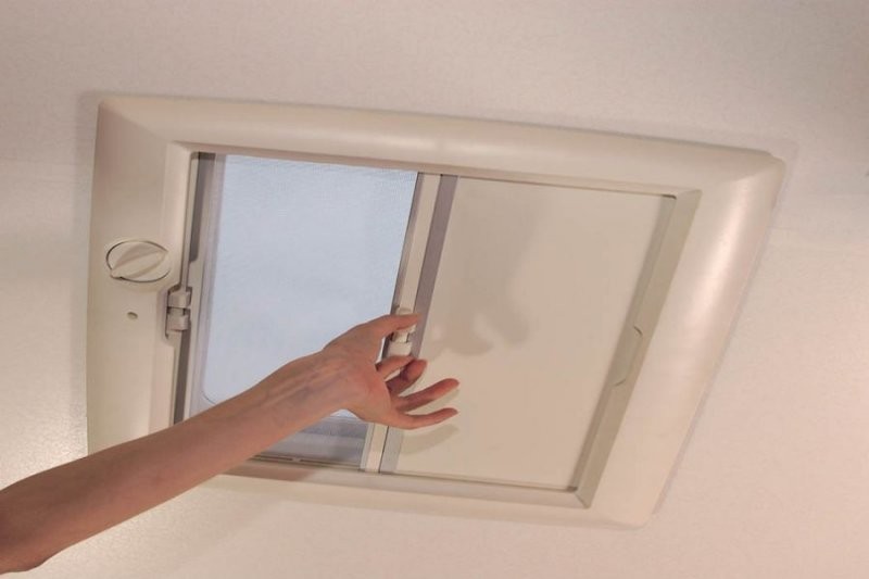 Trapa rulota Thule Omni-vent 40x40 ventilatie permanenta