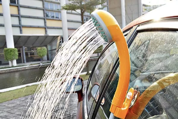 cap de dus cu ventuza prins pe geamul masinii