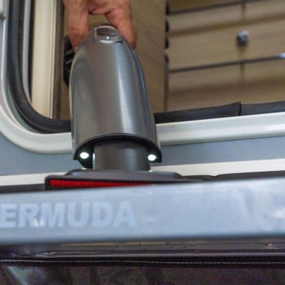 VacuSwift, aspirator de camping compact si reincarcabil