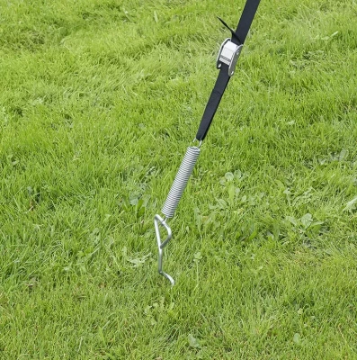 detaliu prindere la sol: ancora spirala + arc pentru chinga anti vant