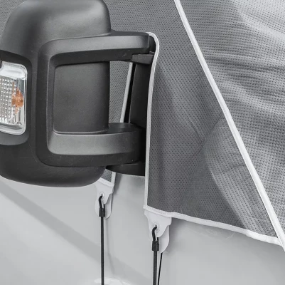 detaliu decupaj oglinda pe usa cabinei, prelata frontala