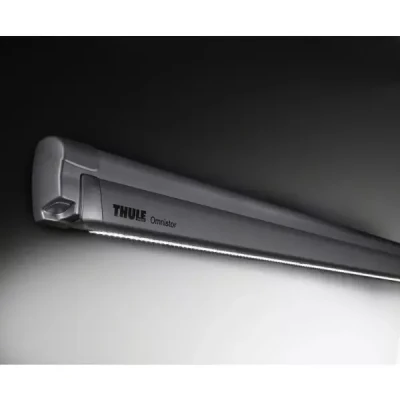 Banda LED Thule in functionare sub marchiza – ambient placut seara.