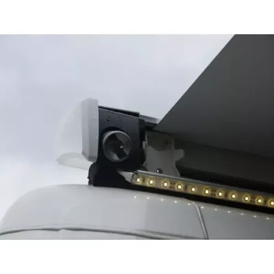 Iluminare sub marchiza cu banda LED Thule – lumina calda uniforma.