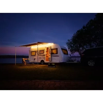Zona de camping luminata cu banda LED Thule montata sub marchiza.