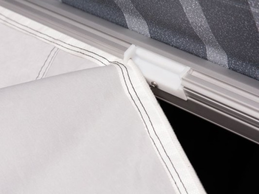 detaliu conexiune panou lateral la marchiza Thule Panorama