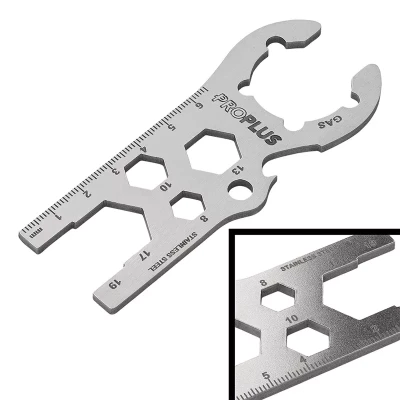 detaliu cheie multitool pe ringa tip german