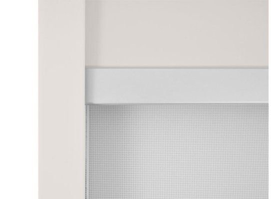 Detaliu al ruloului de intunecare cu plasa pentru insecte